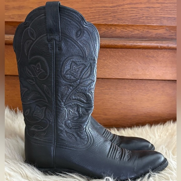 Ariat Shoes - NWOB Ariat Heritage R Toe Black Leather Embroidered Western Boots